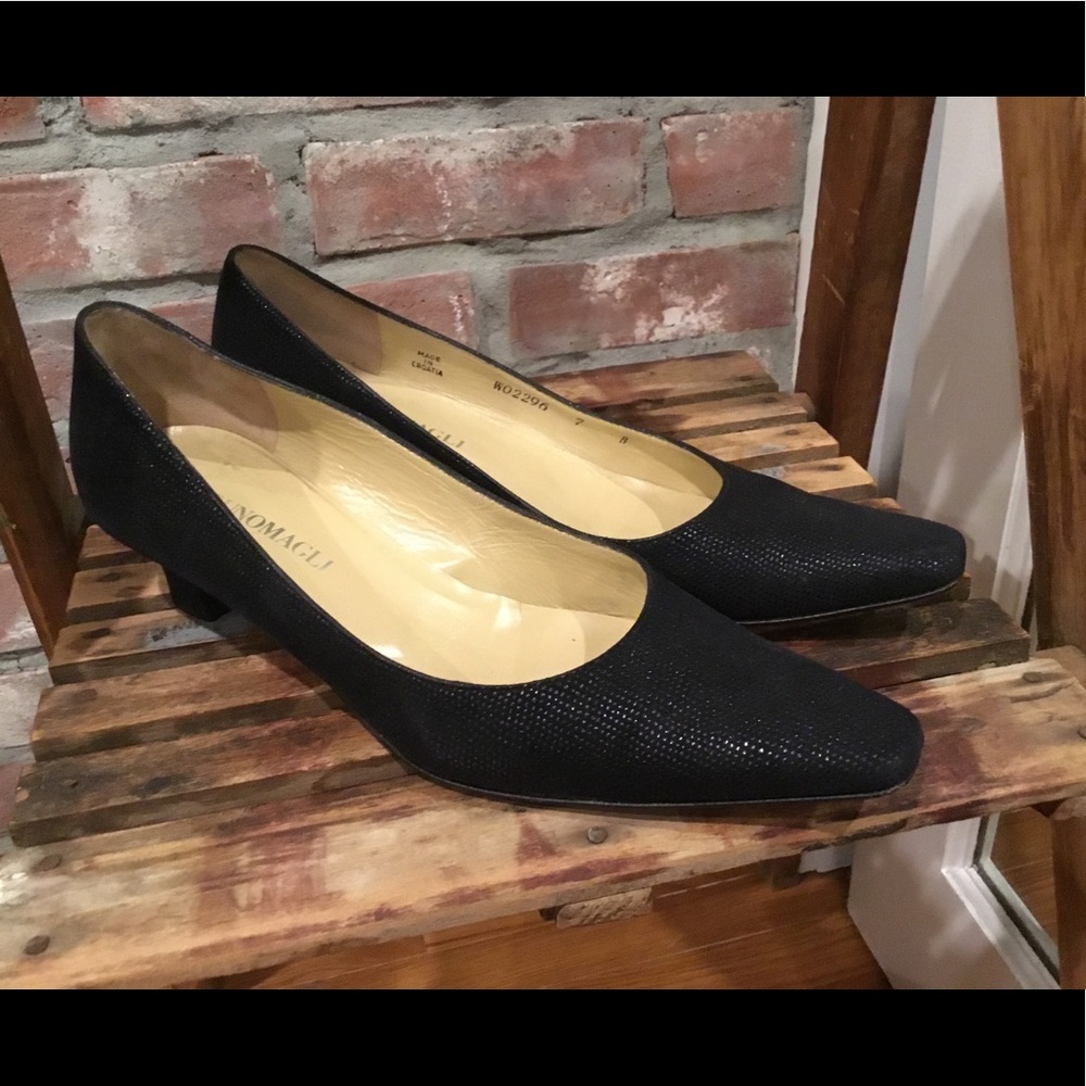Bruno Magli Dark Navy Vintage Kitten heels size 7